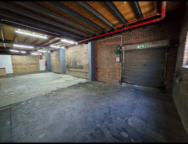 372M² SHOWROOM TO LET IN KRAMERVILLE